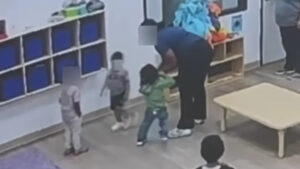 Padres demandan guardería tras descubrir en video que profesora hacía pelear a los niños