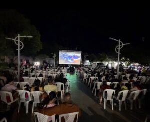 A PESAR DE LA SITUACIÓN QUE VIVE AGUACHICA, LAS FAMILIAS SE REUNIERON EN UNA NOCHE DE CINE AL PARQUE